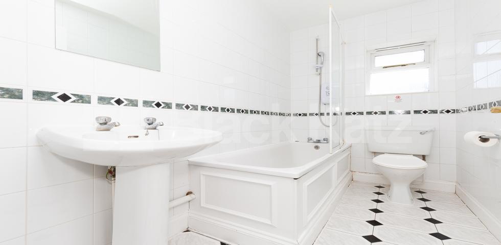 			3 BED WAREHOUSE CONVESRION!, 3 Bedroom, 1 bath, 1 reception Flat			 Crawford House Farringdon Road, CLERKENWELL / FARRINGDON